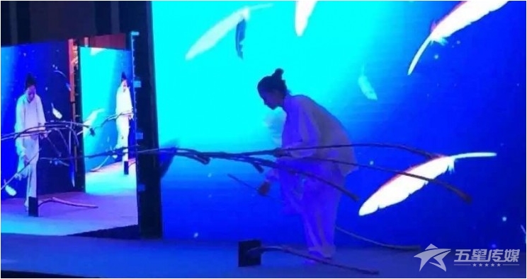 &nbsp;安康美女羽毛平衡术