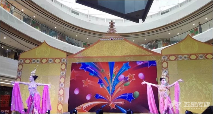 &nbsp;安康红艺人表演